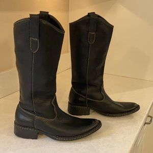 Womens riding boots size 8.5 in excellent condition.